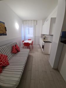 un soggiorno con divano e tavolo di La Casa di Sandra by PortofinoVacanze a Rapallo