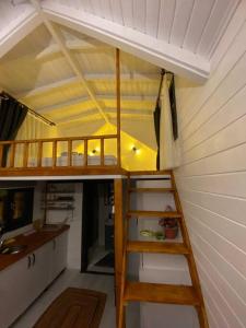 a room with a bunk bed in a tiny house at Maşukiye pink house bungalow in Kartepe