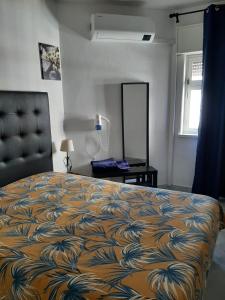 a bedroom with a bed and a mirror at Casa da Praia in Armação de Pêra