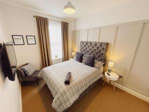 1 dormitorio con cama con almohada en Tynemouth Seaside 3 Bed House Close to Beach/Bars/Restaurants - Parking Space Included, en Tynemouth