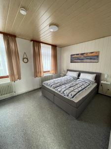a bedroom with a large bed in a room at In't Noord in Butjadingen OT Tossens