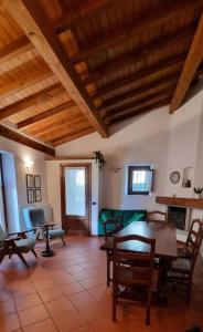 ein Wohnzimmer mit einem Sofa, einem Tisch und Stühlen in der Unterkunft La Casetta di Sornico in Lierna