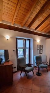 a room with two chairs and a table and a television at La Casetta di Sornico in Lierna