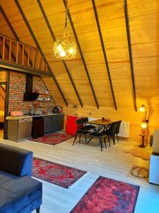 A seating area at Maşukiye pink house bungalow
