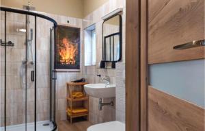 Ένα μπάνιο στο Awesome Apartment In Wilcze With Wifi