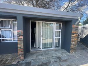un garage avec portes coulissantes sur un mur en briques dans l'établissement Ubuntu Lifestyle Estate, à Krugersdorp