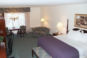 une chambre d'hôtel avec un lit, une table et des chaises dans l'établissement River Terrace Inn, à Green River
