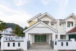 uma casa branca com muitas janelas em Penang Balik Pulau Swimming Pool BBQ Homestay em Balik Pulau