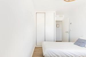 1 dormitorio blanco con paredes blancas y 1 cama en Luxury Designer Apartment - Unbeatable Sea Views, en Águilas