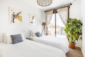 Säng eller sängar i ett rum på Luxury Designer Apartment - Unbeatable Sea Views