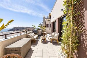 balcón amueblado con vistas al océano en Luxury Designer Apartment - Unbeatable Sea Views, en Águilas