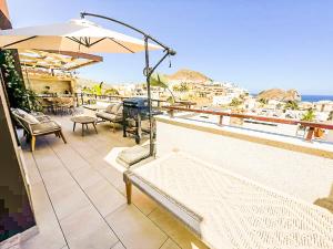 un patio con sombrilla y vistas al océano en Luxury Designer Apartment - Unbeatable Sea Views en Águilas