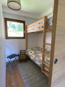 Postel nebo postele na pokoji v ubytování Appartement au calme avec vue sur les montagnes.