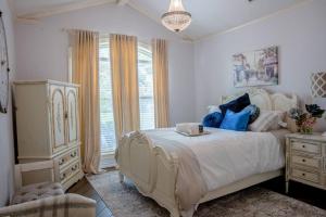 Postel nebo postele na pokoji v ubytování Casa Italia Retreat Sleeps 10 with Hot tub for 6.