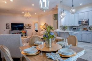 Kuchyň nebo kuchyňský kout v ubytování Casa Italia Retreat Sleeps 10 with Hot tub for 6.