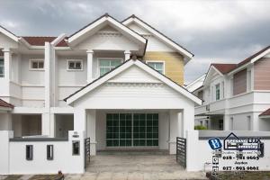 uma casa com um sinal em frente em Balik Pulau 6BR Comfort Home Villa em Balik Pulau