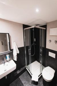 Koupelna v ubytování City Hotel Fellbach 24H CHECK-IN + 13 fotografií