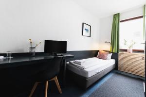 TV a/nebo společenská místnost v ubytování City Hotel Fellbach 24H CHECK-IN