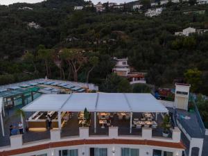 een luchtzicht op een gebouw met een dak bij Punta Campanella Resort & Spa in Massa Lubrense
