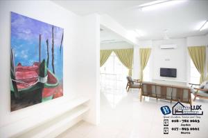 uma sala de estar com uma pintura de um barco na parede em Balik Pulau 6BR Comfort Home Villa em Balik Pulau