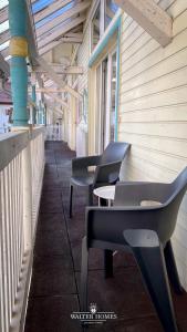 a row of benches sitting on the side of a building at Fachwerkcharme: Wohnen in großer Maisonettwohnung in Villingen-Schwenningen