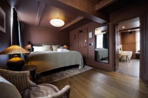 1 dormitorio con 1 cama grande y baño en The Silk Rooms, at The Freemasons Inn en Knutsford