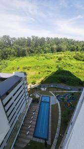 - une vue sur un bâtiment avec piscine dans l'établissement Homestay Suria Pantai Bangsar, à Kuala Lumpur