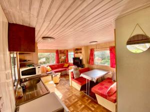 Posedenie v ubytovaní Mobilhome sous chalet en bois à la ferme