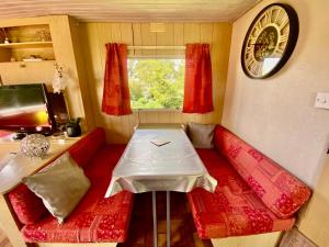 Posedenie v ubytovaní Mobilhome sous chalet en bois à la ferme