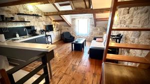 a room with a kitchen and a living room at Villa Casaviva in Komiža