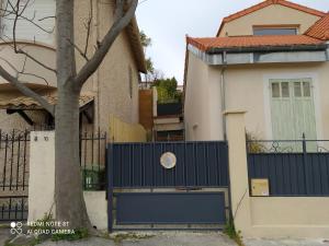 um portão azul em frente a uma casa em la maison de josy em Aix-en-Provence