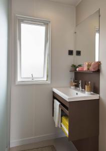 La salle de bains est pourvue d'un lavabo et d'une fenêtre. dans l'établissement Frantheor Saint-Raphael 4 étoiles, à Saint-Raphaël