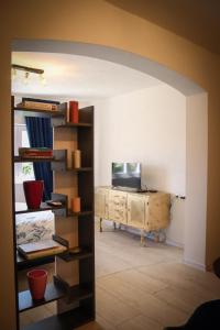 Habitación con escritorio y estantería con libros. en Sunny House, en Čapljina