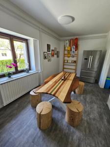 una mesa de madera y bancos en una habitación en The Green Door Apartment, en Postojna