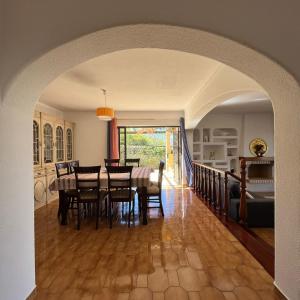 comedor con mesa y sillas en Villa Paraiso - 4 Bedrooms and pool, en Albufeira