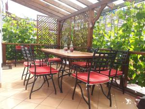 ein Holztisch und Stühle auf einer Terrasse in der Unterkunft Nati Stúdió Apartman in Siófok + 5 Fotos