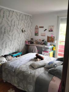 Łóżko lub łóżka w pokoju w obiekcie Maison au calme wifi Netflix
