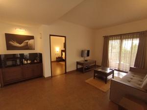 Un televizor și/sau centru de divertisment la Dvara Luxury Resort Kodaikanal