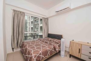 um quarto com uma cama e uma janela em 3 bedroom condo with Pool near Queensbay Mall em Bayan Lepas
