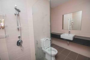 y baño con aseo, lavabo y ducha. en 3 bedroom condo with Pool near Queensbay Mall, en Bayan Lepas