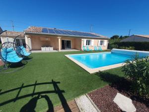 a yard with a swimming pool and a house at AC Interlude in Castelnau-de-Montmiral