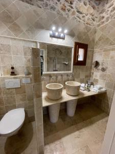 a bathroom with two sinks and a toilet at Domaine de Majastre in Bauduen