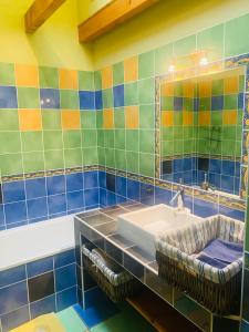 W łazience znajduje się umywalka i lustro. w obiekcie Gîte élevage de la Terrasserie w mieście Escoutoux