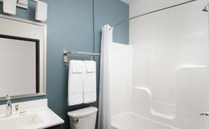 Bagno di WoodSpring Suites Mesa Chandler