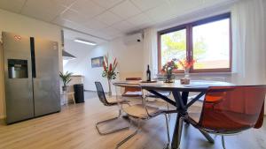 Wohnung: Workaholic bis 6 Personen, Klima, 3x TV في Cremlingen: قاعة اجتماعات مع طاولة وكراسي في مكتب