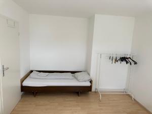ein kleines Schlafzimmer mit einem Bett in einem weißen Zimmer in der Unterkunft Monteurwohnung am Landgrafen in Worms