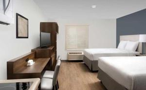 Letto o letti in una camera di WoodSpring Suites Mesa Chandler