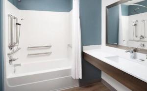 Bagno di WoodSpring Suites Mesa Chandler