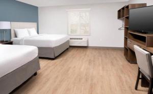 Letto o letti in una camera di WoodSpring Suites Mesa Chandler