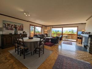 Una sala de estar con una mesa y una chimenea. en Beau Vallon 04, en Crans-Montana 17 fotos más